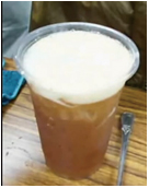 廉價紅茶味道芳香的秘密全都來自於噴灑小蜜蜂茶精？食藥署：業者產製茶飲料時使用之茶精，如為我國准用之香料品項，尚無違反食品安全衛生管理法之規定，但瑛最少量可達用途之添加量為宜。 （翻拍擷取電視新聞畫面）      