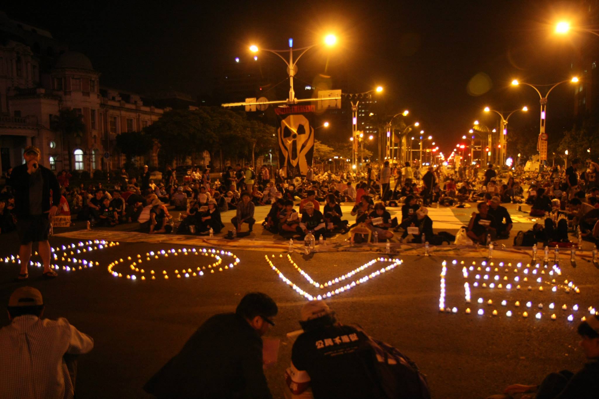 占領忠孝西路的反核民眾，晚間以燭火拼出「LOVE」的字型。(記者何豪毅攝)