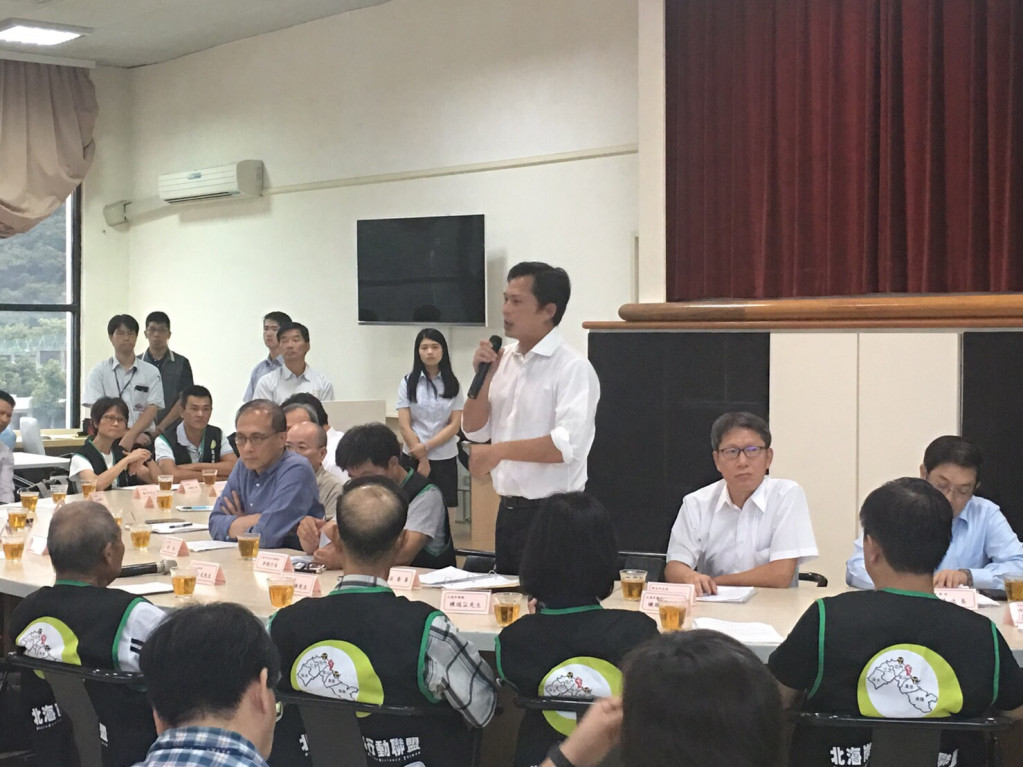 行政院長林全今天針對核二廠核廢料處置問題，與北海岸鄉親座談  ，時代力量立委黃國昌當場說，閣揆要對核廢料處置，給鄉親一個明確的答案。