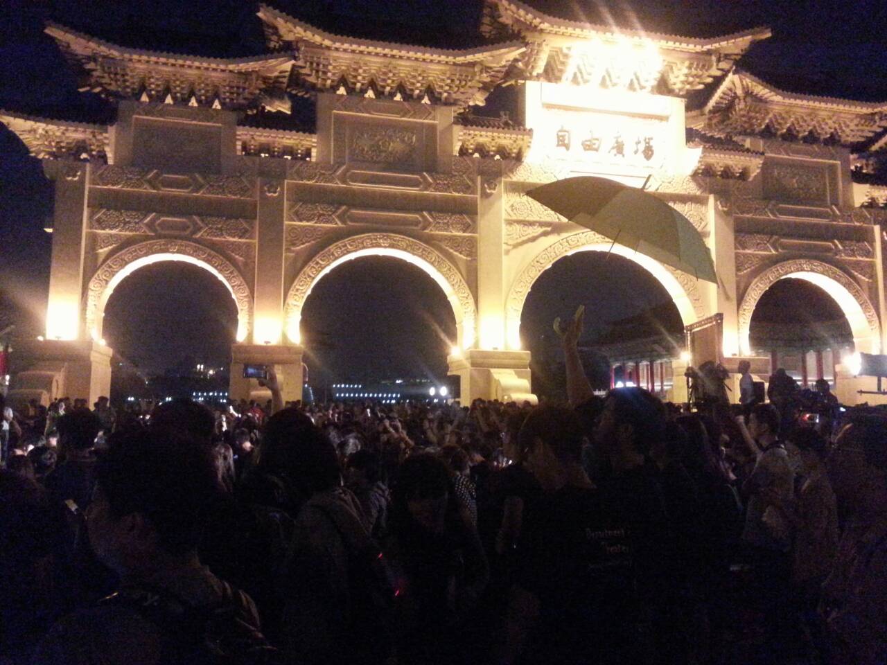 今晚自由廣場前聚集上千人,齊為香港和平占中運動表達聲援。