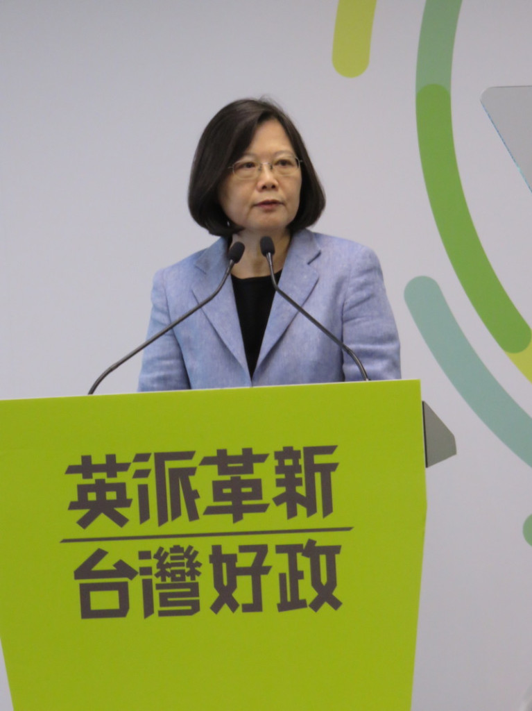 民進黨今天召開中執會,蔡英文經大家勸進後表示,以後大家要認真來開會,不要讓我等不到人。(朱蒲青攝)(檔案照片)