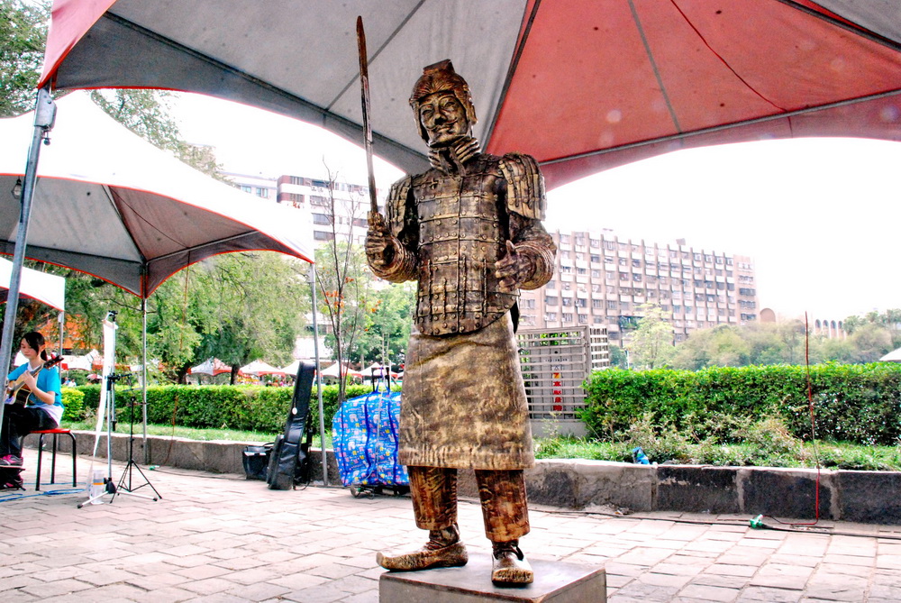 子承父志，甘智鈞以「行動雕像-兵馬俑」報考街頭藝人甄試（照片/台中市府提供）