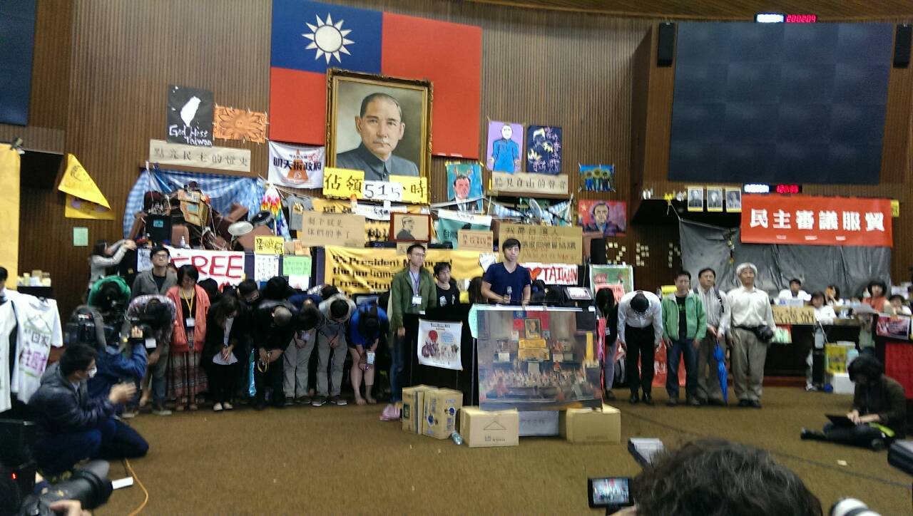 318學運佔領立法院，總計22人遭起訴，但北院今日宣判，22人全部無罪。（圖為318宣布撤出立院畫面，唐詩攝，民報資料照）
