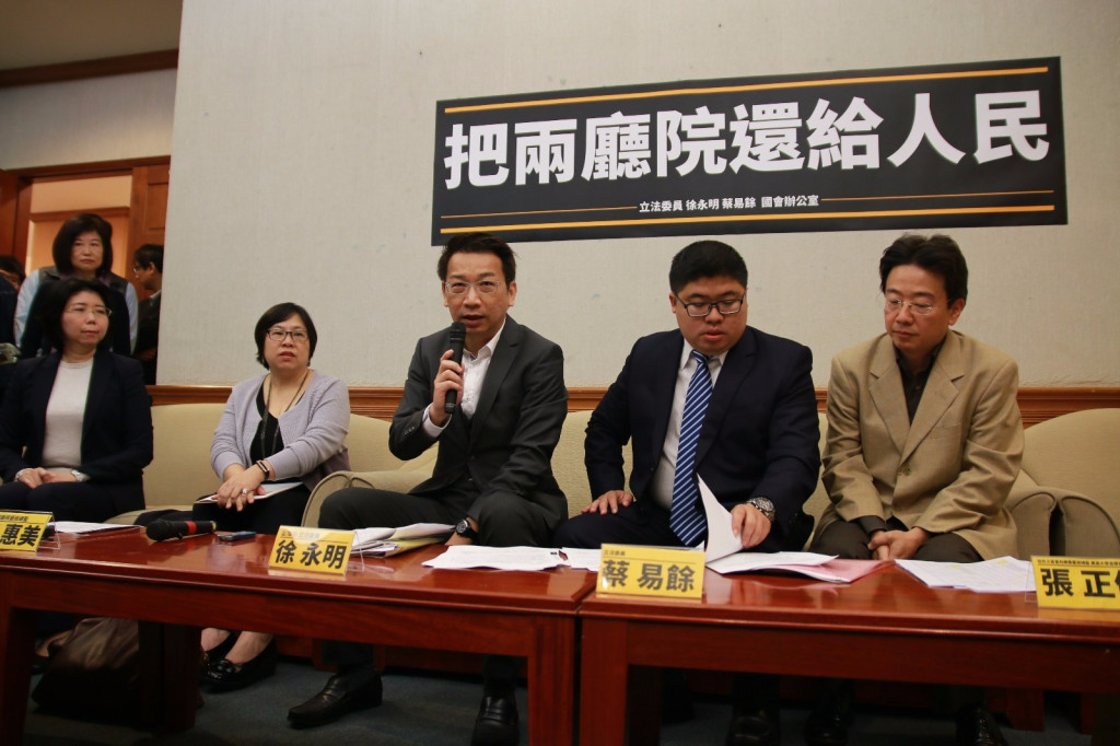 針對兩廳院爆發諸多爭議，時代力量總召徐永明：文化部不應該袖手旁觀，應積極承擔。（徐辦提供）