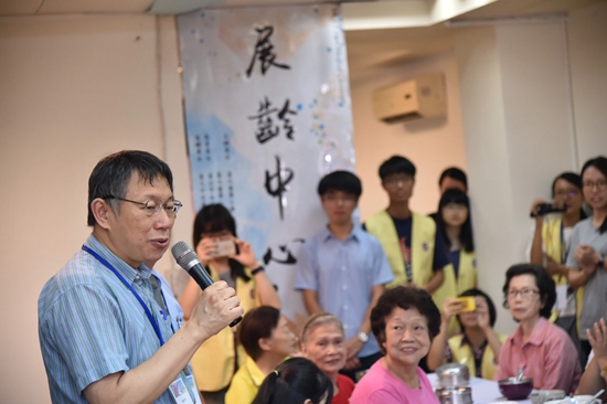 柯文哲到北醫大展齡中心和長者共餐，回應柯爸柯媽也領重陽敬老金表示會捐出來，但國家制度並不是討論個人。圖／台北市政府