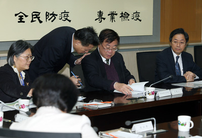 行政院副院長張善政(右1)13日出席農委會動植物防疫檢疫局召開的「行政院農業委員會動物防疫疫災災害緊急應變小組第六次會議」,與農委會主委陳保基(右2)當場研商疫情,張善政會後宣佈防疫五大軸線,要求農委會「超前部署,即時處理」。(中央社,2015年1月13日)