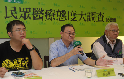 康健雜誌針對全台進行「民眾醫療態度大調查」，並邀醫師代表陳亮甫（左起）、張志華、黃勝堅與談。(中央社資料照片)