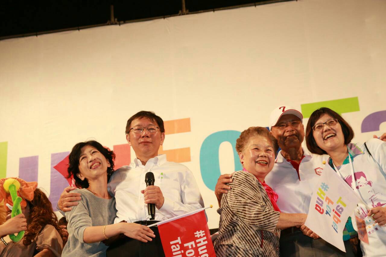 無黨籍台北市長候選人柯文哲結束愛擁抱台北嘉年華大遊行後，選前最後的周末晚上則到西門町拜票，除了再次對媒體謝謝大家外，柯文哲也呼籲年輕選民，11月29日一定要走出來出來投票。﹝柯文哲辦公室相片提供﹞