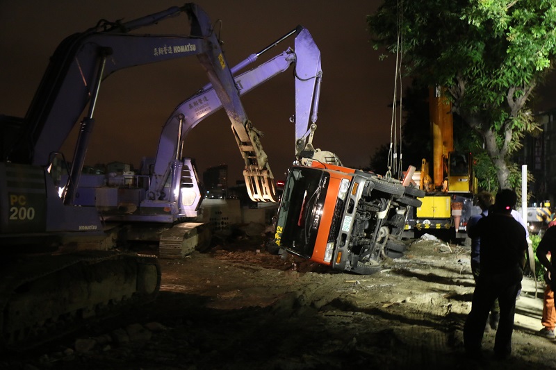 高雄氣爆現場，昨（1）日夜間持續搜救失蹤的消防局主秘與小隊長。（記者何豪毅攝）