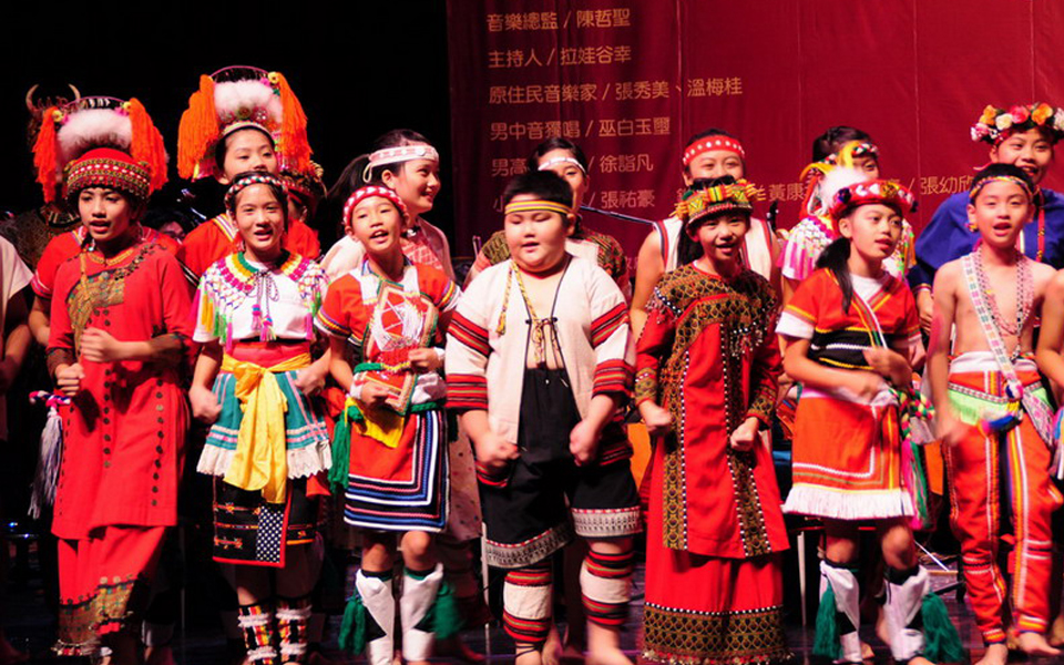 在國家機器的禁錮下,本土母語早已淪為生活語言,如果沒有政府出面挹注整合,學校只是應付了事。(網路資料翻攝)