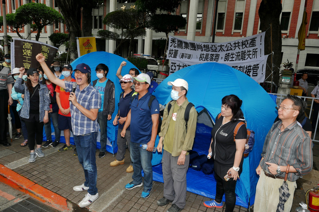 亞太教職員生自救會搬出帳篷，夜宿教育部抗議。圖／張家銘