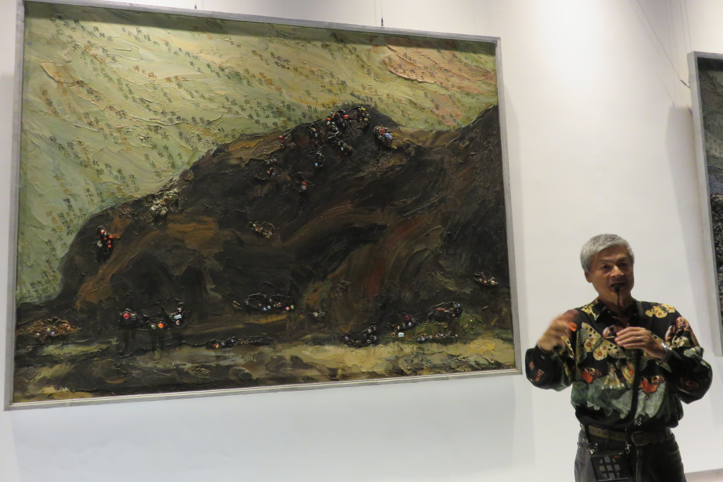 二二八國家紀念館7日舉辦藝術家陳武鎮作品展「風中的名字」開幕茶會，陳武鎮表示，身為藝術家，很高興作品公開展出，但作為一位台灣人，他寧願沒有這次的展覽。圖／林冠妙