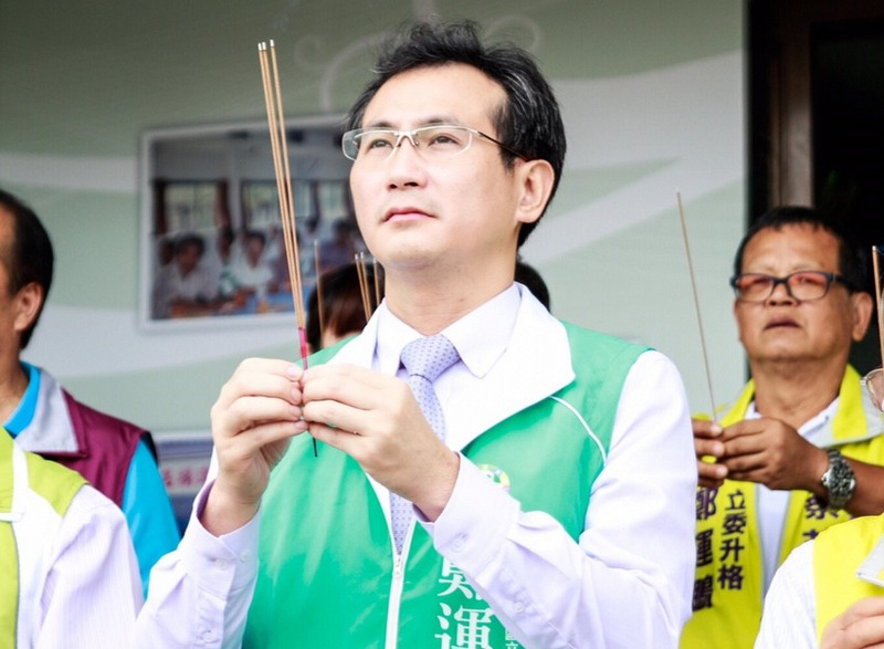 民進黨立委鄭運鵬說，他昨天試著申請成為Uber司機，不過因為缺少良民證，遭到退件。（翻攝自鄭運鵬臉書）20160324