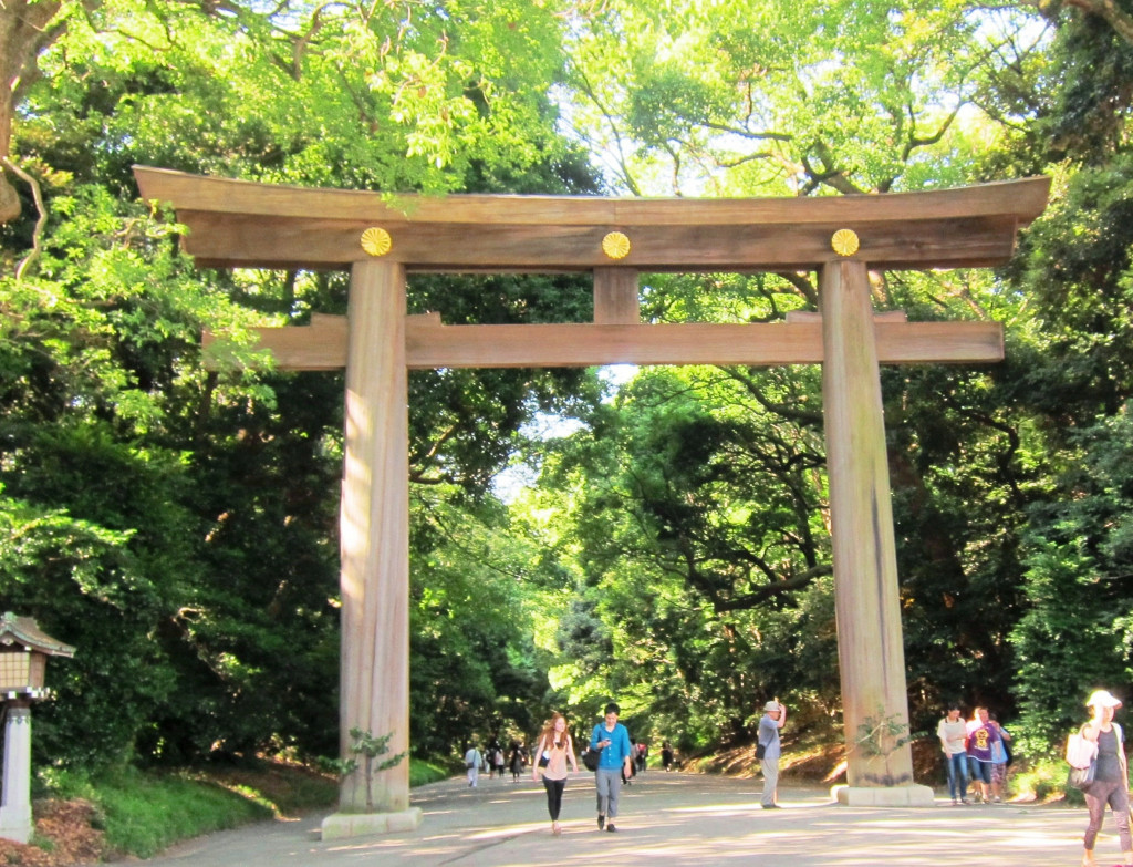 東京明治神宮大鳥居，高12公尺，直徑1.2公尺，上面的笠木長17公尺，原木是台灣中央山脈丹大山1500年扁柏。台灣高山千年巨木在此揚名世界。圖／呂自揚攝