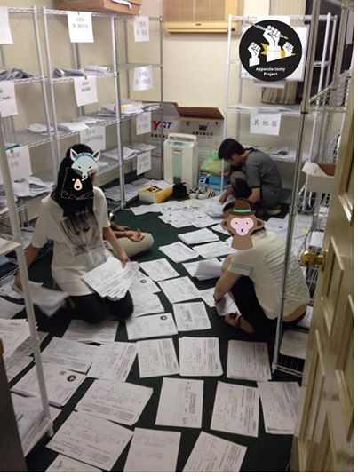 割闌尾團隊整理罷免提議書，過程非常繁瑣，從按照里名分類開始，再到掃描、key-in、裁切、造冊，共要經過五個步驟。（圖取自割闌尾計畫臉書）