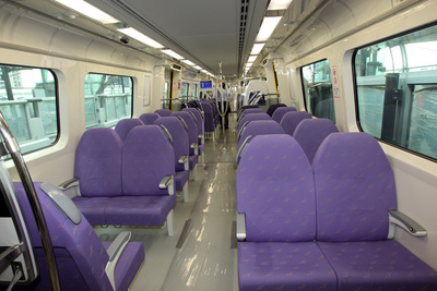 機場捷運通車時程再度跳票，立委段宜康更爆料上個月機場捷運鋼軌墊片還斷了6000片，，且是屬於設計不良，以後還會發生，有可能再出現脫軌事件，砲轟政府罔顧人命只為選舉。（圖為機場捷運列車內部，中央社資料照）