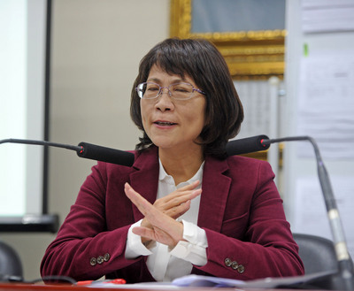 國民黨副總統參選人王如玄涉嫌炒作軍宅,召開記者會說明軍宅案相關細節。雖然她表示外界有關軍宅的指控是子虛烏有,但這案件牽扯出軍方內部的黑暗面與社會資源分配不公的問題。(中央社)