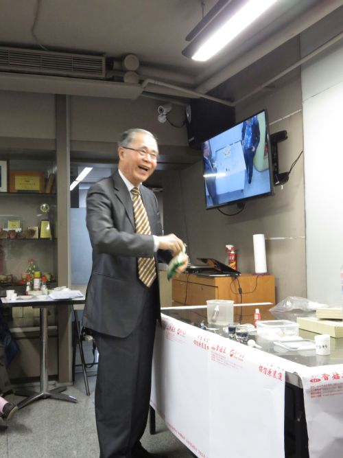 醫師陳時宰，今天演講養生長壽的秘訣。現場他還親自實驗分解酵素，說明酵素對身體重要。(蘇元和攝影)