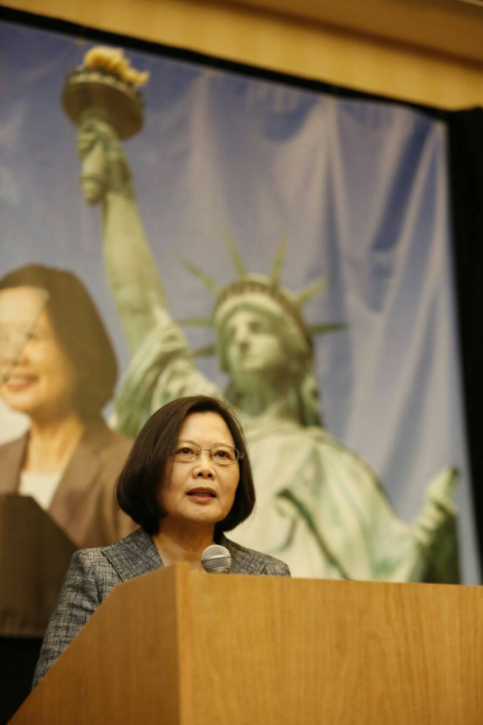 民進黨主席暨總統參選人蔡英文美東時間5日出席紐約台僑演講會，表示「民主已經是台灣的唯一」，她會把台灣多元的價值、進步的力量都容納在民進黨這艘大船上，一起迎向未來。(圖民進黨提供)
