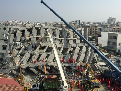 美濃大地震重創台南，迄今已有23人死亡，其中21人住在維冠大樓。重機具現正全力開挖，搶救百餘名受困住戶。(中央社)20160207