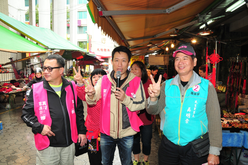 藝人郭子乾到花蓮幫蕭美琴拉票，在菜市場受到歡迎。（記者王志偉攝 20160113）