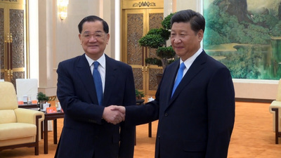 中國國民黨前主席連戰（左）1日上午在北京人民大會堂會見中共總書記習近平（右），舉行第三次「連習會」。(中央社)
