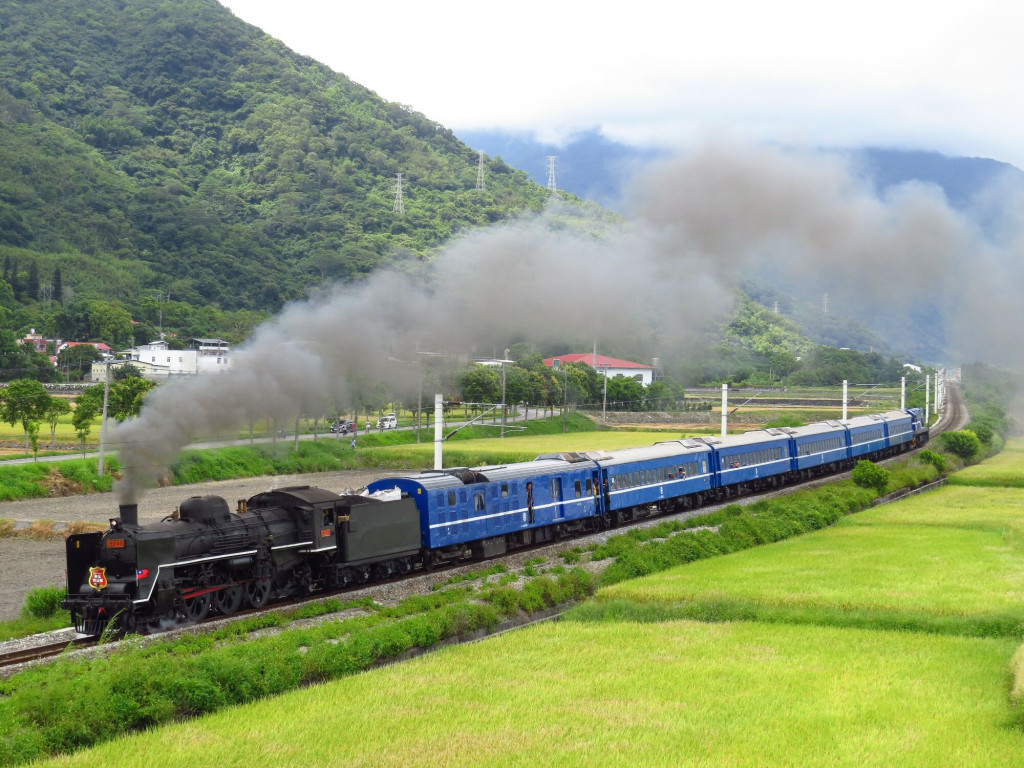 台鐵郵輪式列車6月23日首航，造訪花東縱谷美景小站。圖／台鐵提供