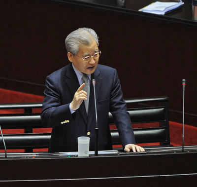 民進黨立委李昆澤表示,希望大專院校下學期開學日提前,期末考日期應在明年總統選舉前,避免影響青年返鄉投票意願;行政院長毛治國今天(圖)表示,這是非常值得思考方向。(中央社資料照片)