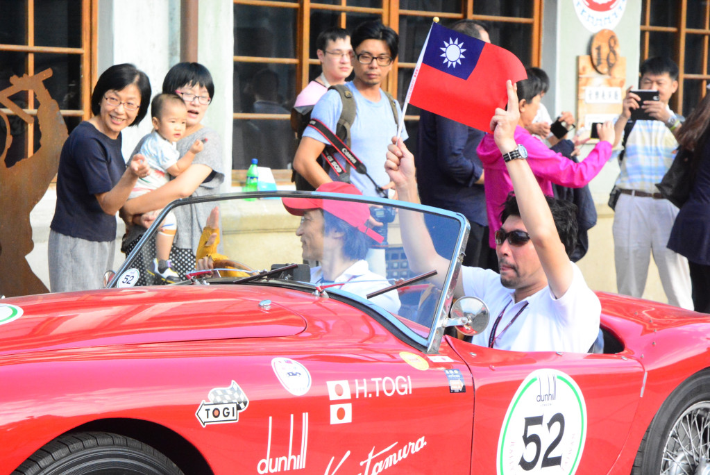 RALLY NIPPON日本古董車感恩之旅再度來台，感謝日本311大地震時台灣熱心的援助，日方友人揮舞著台灣國旗。（王志偉攝）