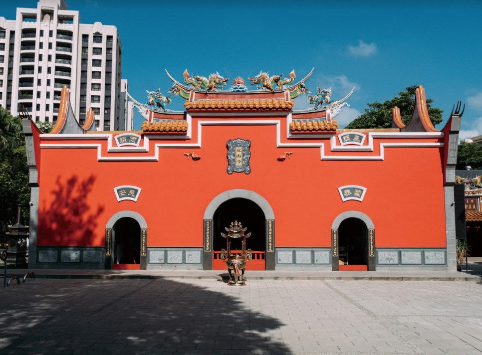 八德龍山寺是全國唯一的閩東建築風格寺廟，紅牆搭配綠蔭十分醒目。圖／蔡耀徵