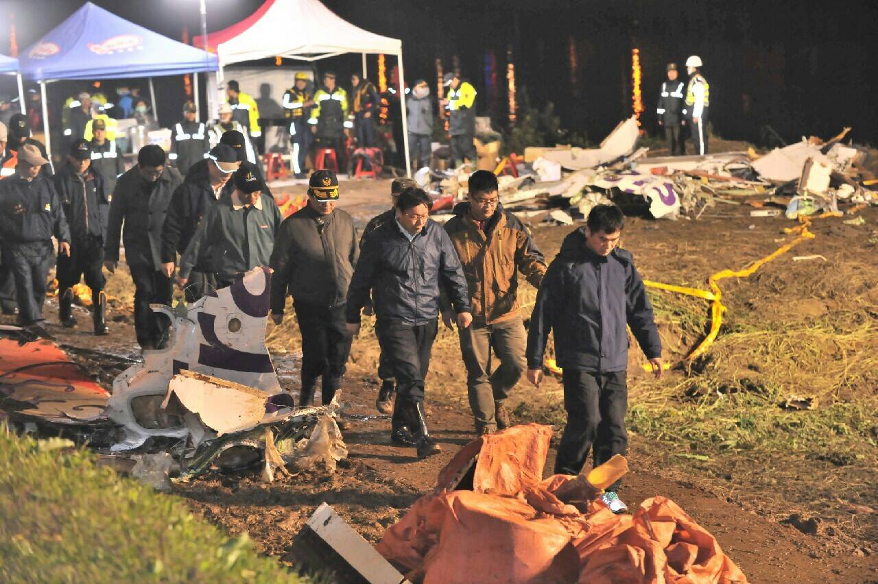 台北市長柯文哲今天晚間赴復興空難現場，因尚有12人下落不明，明天將討論是否擴大搜索範圍。（圖由北市府提供20150205）
