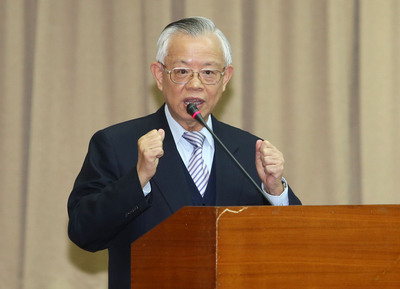針對國民黨團積極推動「加薪四法，」中央銀行總裁彭淮南對此修法「樂觀其成」，強調企業不能只重股東，應該把員工當作與老闆一樣重要，有盈餘應該拿出來分享員工。（中央社資料照）