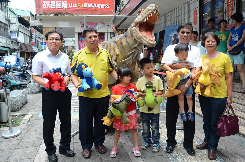 南投縣長林明溱、副縣長陳正昇、秘書長方信雄上午到南投戲院觀賞「侏羅紀世界」電影，結束後宣示縣府團隊打造九九峰恐龍公園決心。林明溱(左後二)帶著太太(左一)和小孫子們一起亮相，拿著各式各樣的恐龍玩偶造勢。(翻攝網路)