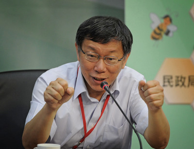 台北市長柯文哲昨晚和新北市長朱立倫會談，兩人對12年國教已達成共識，8月1日將公布入學方案相關辦法。( 中央社20150625)