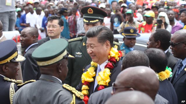 2015年12月1日，中國國家主席習近平抵達辛巴威首都哈拉雷（Harare），受到熱烈迎接（圖片：Courtesy of VOA）