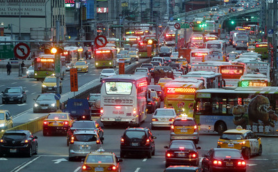 近日台北市交通大打結，原因眾說紛紜，但公車路線嚴重重複，載客效益不彰，恐怕是根本原因之一。(中央社)20160203