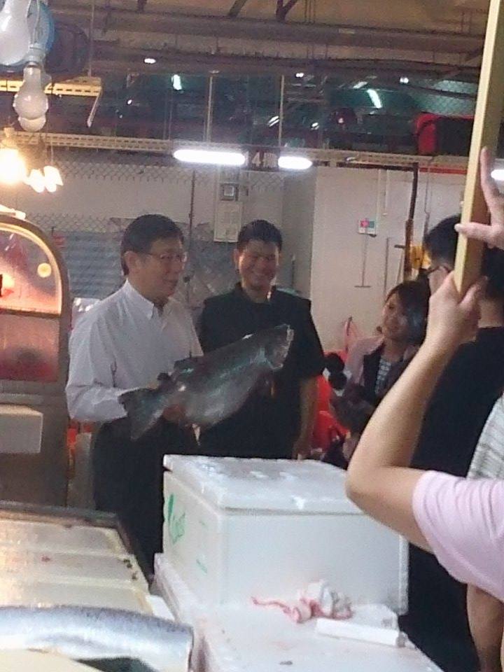 柯文哲赴西寧市場尋求支持。（朱蒲青攝）
