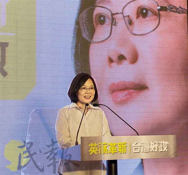 在國親新結伴出席中國閱兵大典，與紅色中國眉來眼去遭到輿論撻伐之際，蔡英文決定出席國慶活動，有助於爭取更多中間、淺藍的選票。（本報資料照，黃謙賢攝）