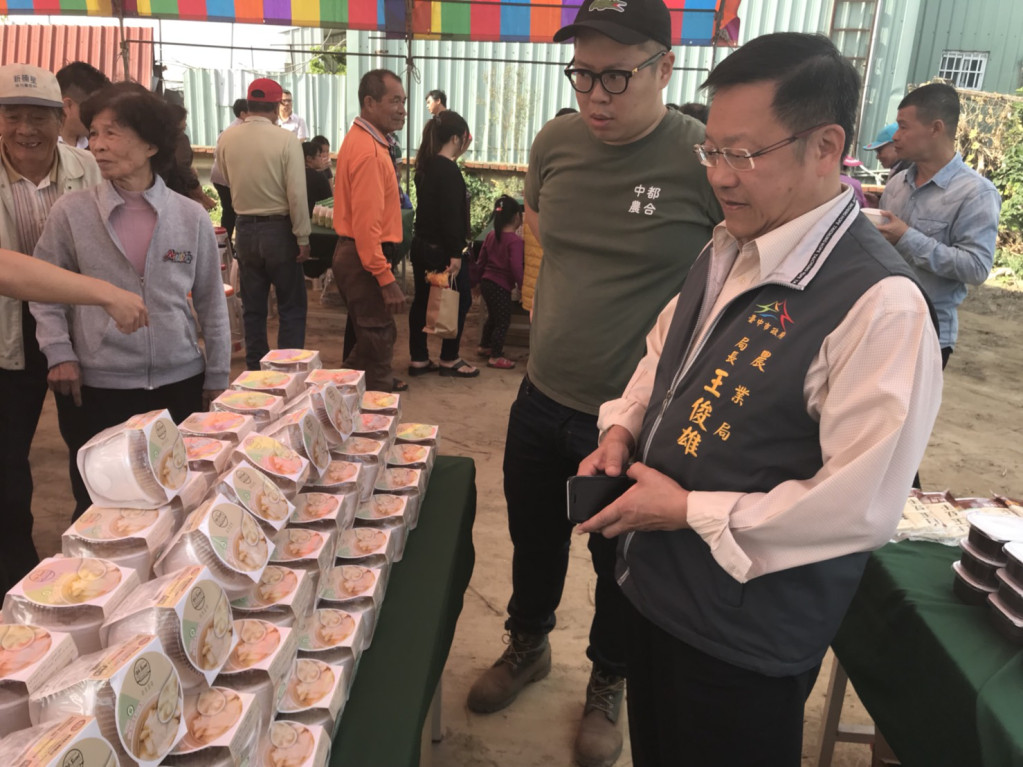 經過前二年風災減產試鍊，台中市農業局所輔導海線二期水稻田改種非基因大豆契作，終於穏定根基，收獲較再生稻好，可獲三贏。所產優質非基改大豆亦將開發「白丶赤丶黑米」三款味噌上市，歡迎消費者選購。（圖／台中市農業局）