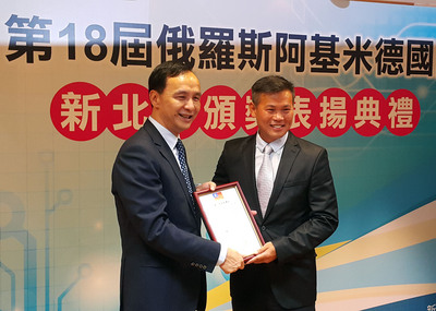 對洪秀柱碩士學歷陷入風暴，新北市長朱立倫（左）認為社會應正面看待願意終身學習的人。圖為朱頒發獎狀鼓勵發明背鰭呼吸器的前籃球國手周俊三（右）。（中央社）20150624