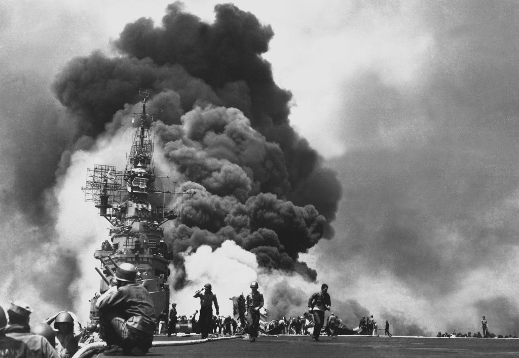 圖為美國碉堡山號航空母艦因神風特攻隊攻擊而重創。圖／U.S. Navy [Public domain], via Wikimedia Commons