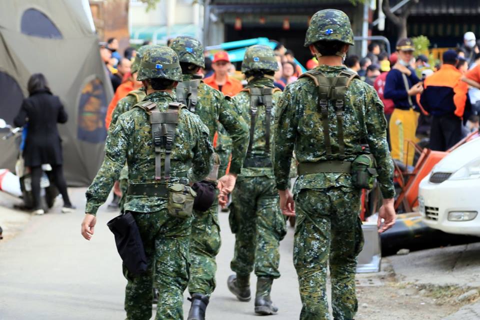 台南市長賴清德感謝陸軍八軍團的弟兄協助救災。照片取自賴清德臉書