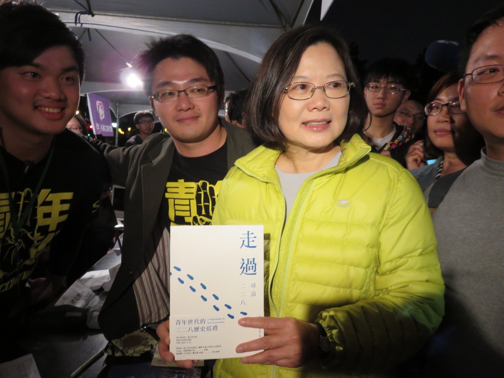 民進黨主席蔡英文出席第三屆共生音樂節，手拿主辦單位出版的「走過。尋訪228」手冊。（記者林冠妙攝20150228）