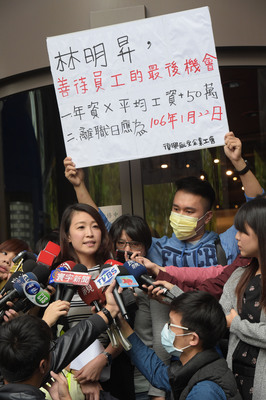 復興航空今早舉行首場勞資協商會議,不過工會代表指控資方不給錄音錄影,還派保全將代表帶進小房間搜查,因此退席抗議,協商破局。圖/中央社