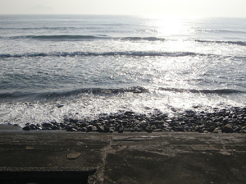 陽光灑在海面上，海浪一波波，有著獨特的美感。