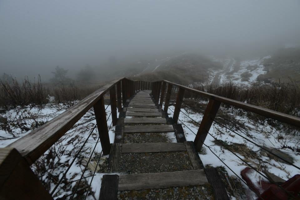 合歡山先前積雪未退，清晨又大量降霰、降雪，坡岩石、道路都被白雪覆蓋，形成白色世界。圖／郭文宏（資料照）