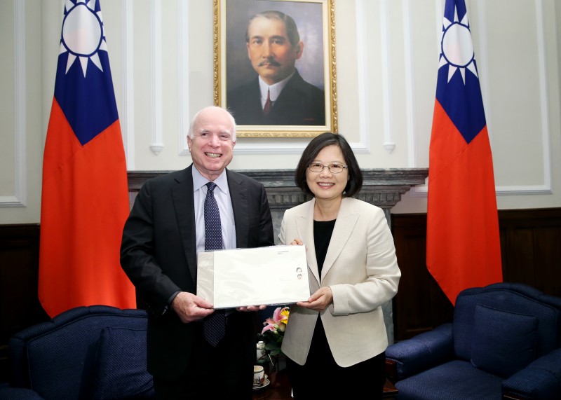 約翰．馬侃也在2016年率領七位參議員，親自帶隊來台北參加蔡英文的總統就職典禮，可見他是非常重視台灣民主化的成果，也是台灣人民最忠實的支持者。圖／總統府（資料照）