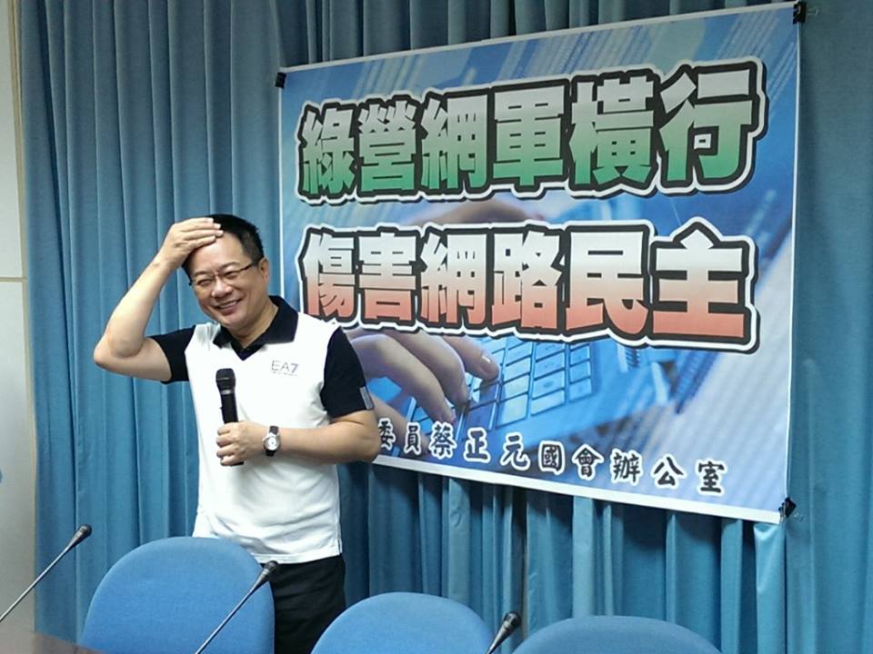 國民黨立委蔡正元今(6)日在記者會中針對批評壹電視記者「鴨霸」事件，與該台女記者爆爭執 (記者唐詩攝影)