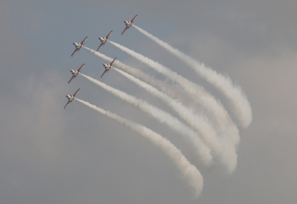 新竹空軍基地開放活動預演，我現役戰機空中展現特技讓觀眾鼓掌高呼過癮，地面展示也吸引大批民眾參觀。圖為雷虎小組特技表演。（記者何豪毅攝）2015119