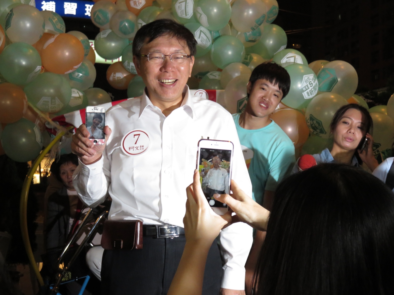民眾幫朋友「隔空」合照,柯文哲爆笑到不行。(朱蒲青攝)